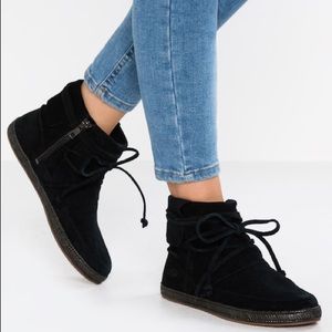 UGG Reid Ankle Boot